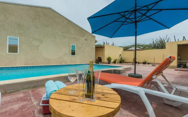 2 Queen Studio w Pool BBQ Hotwater Close 2 Beach