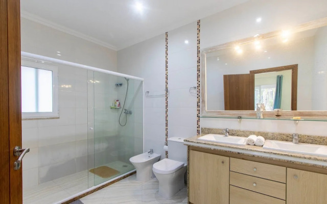 House w/ Pool 350 m From Taperapuan Beach Rud0047