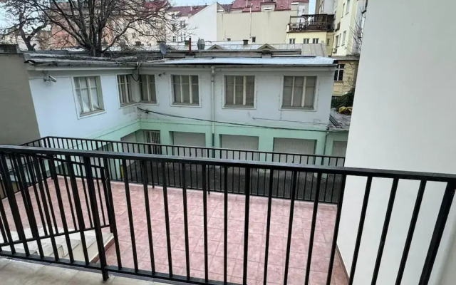 Cosy Studio With Terrace Near Florenc