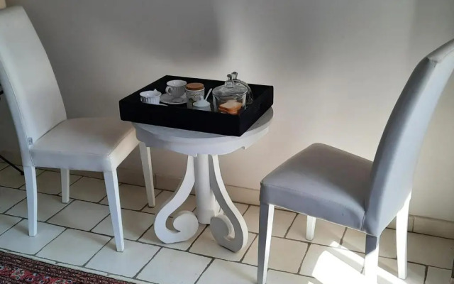 Coquet T2 ,terrasse,parking ,4 kms d Avignon