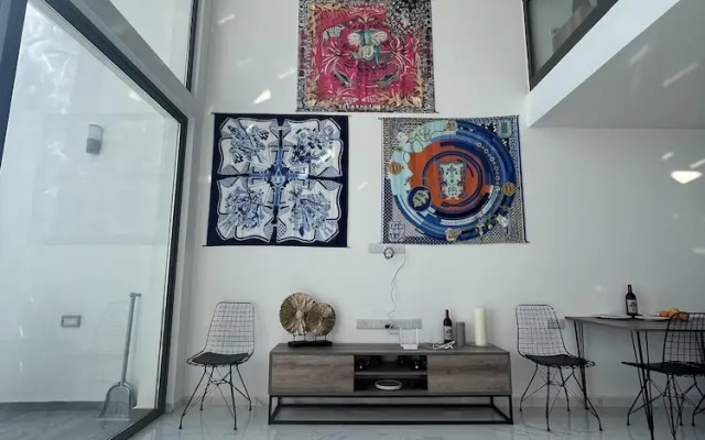 Hermes Penthouse Apartment With Mountain View