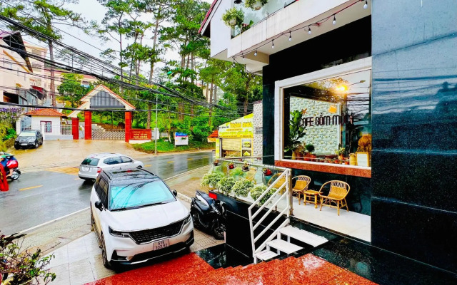 White Horse Hotel & Restaurant