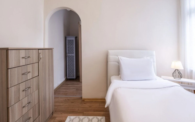 Flat With Bosphorus View and Terrace in Beyoglu