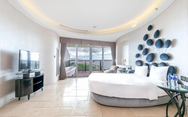 Sanya phoenix island yuejia holiday apartment
