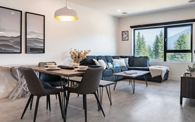 Slopes and Green by Revelstoke Vacations