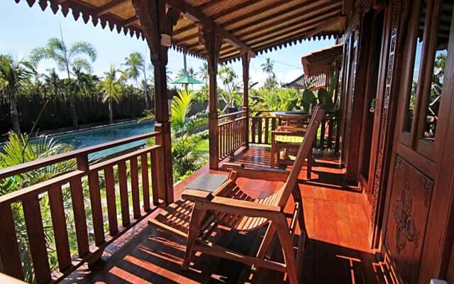 Romantic Deluxe 0ne bedroom wooden villa 2