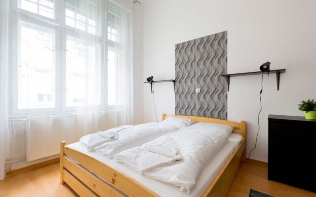 Budapest Apart-NAM-Queen Room