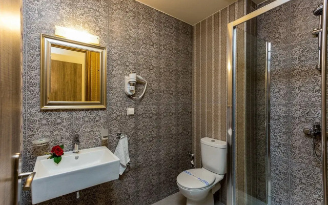 Polyxenia Suites