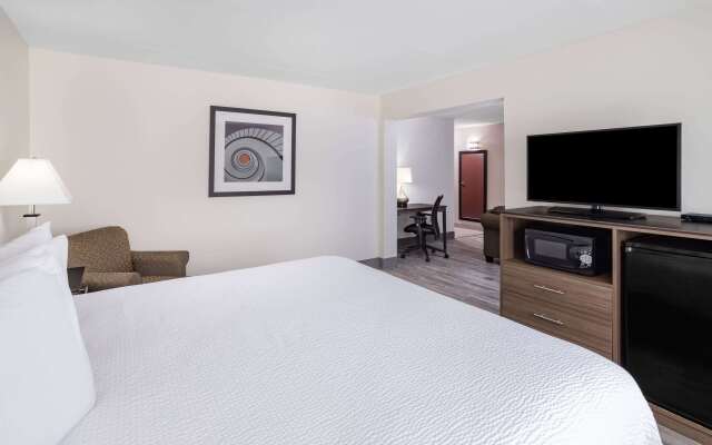Ramada by Wyndham Hendersonville