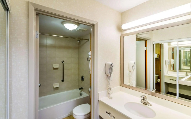 Econo Lodge Inn & Suites University