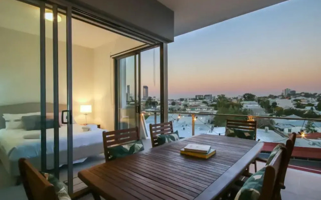 Luxury 1 Bedroom Top Floor Apartment With Balcony