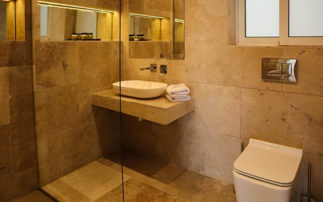 Comfortable Home With hot tub and Communal Pool