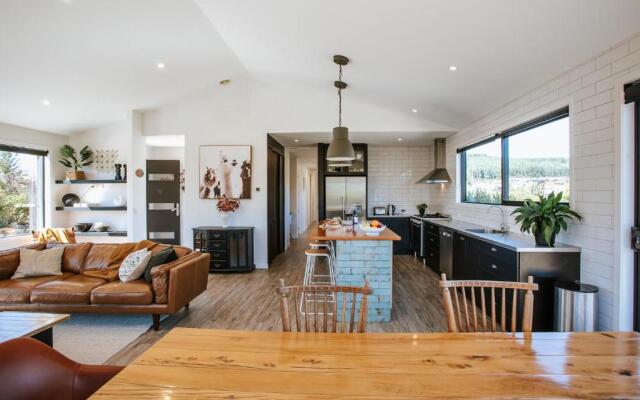 Minaret Ridge - Sleeps 8 - Mountain Views