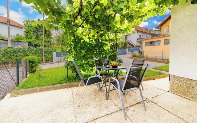 Family Friendly Apartment With Parking