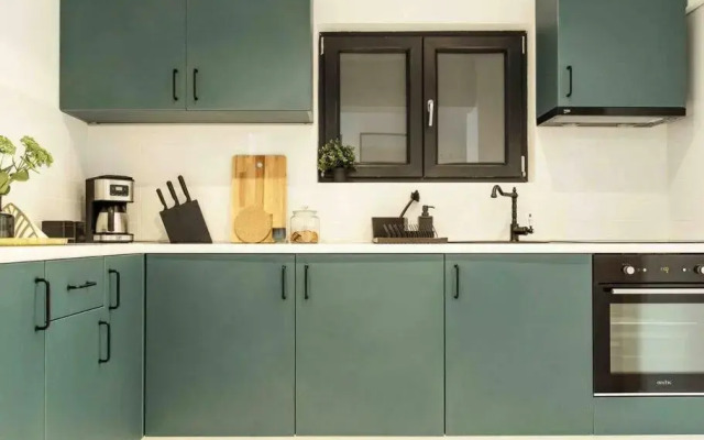 Bright 2BR Apartment - Top Location - City Balcony