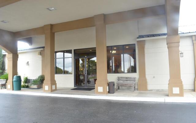 Summit Inn Hotel & Suites