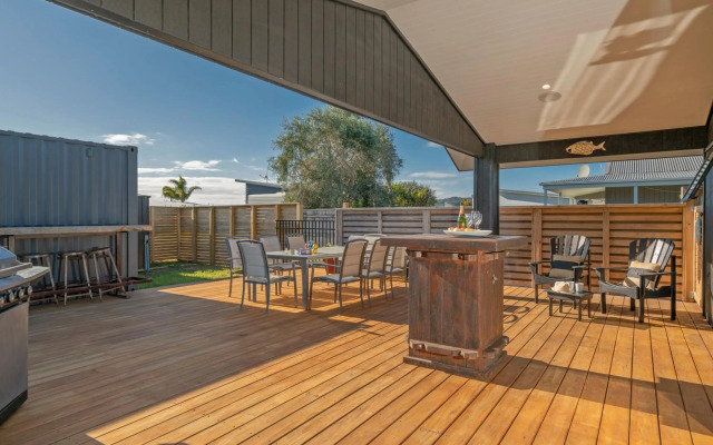 Black Beauty Retreat - Matarangi Holiday Home