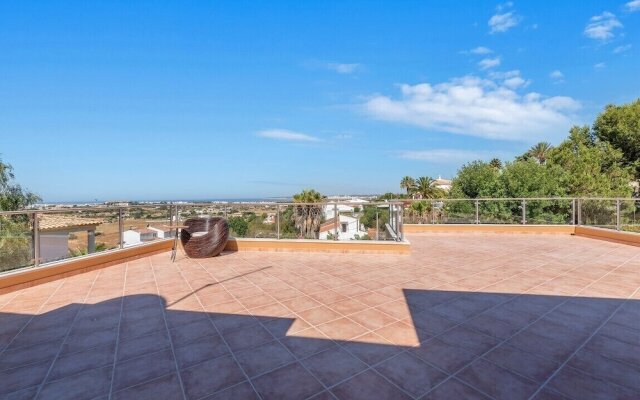 3 Bedroom Villa, Sleeps 6, with Pool, Air Con, WiFi & Walk to Shops