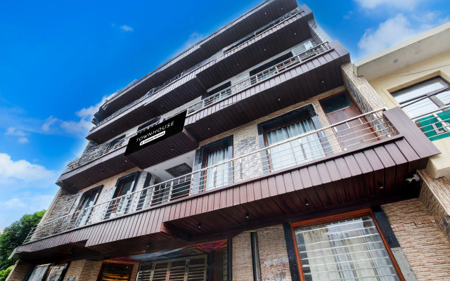 Super Townhouse Naya Gaon Formerly Hotel Paradise