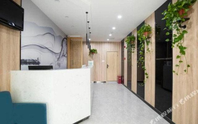 Qingmu Hotel (Nanjing Shuiximen Yunjin Road Subway Station)