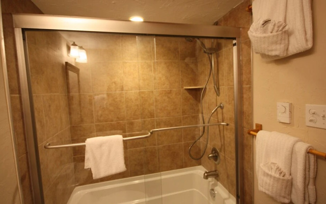 Four O'clock Lodge B05