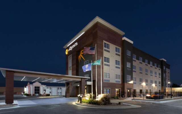 La Quinta Inn & Suites by Wyndham Wichita Airport