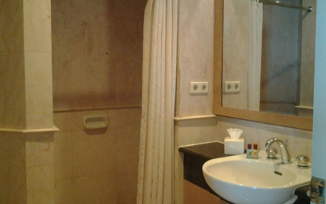 Batavia Hotel and Serviced Apartments