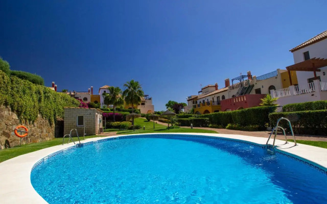 (War002) Town House with Garden And Pool Access