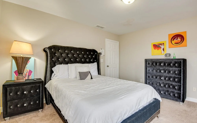 Pet-friendly Atlanta Home: 9 Mi to Downtown!