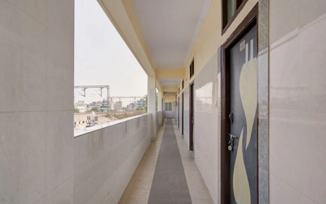 iROOMZ Hotel Sweekar Suites