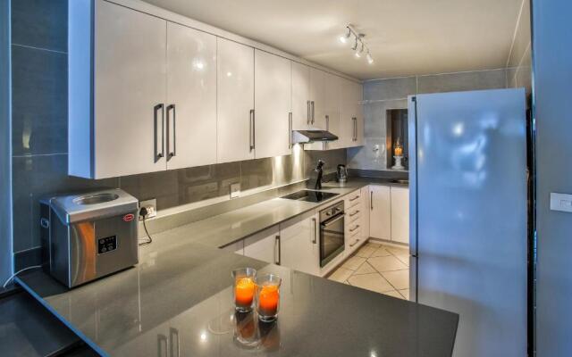 15 Skiathos-Spacious Family Beachfront apartment