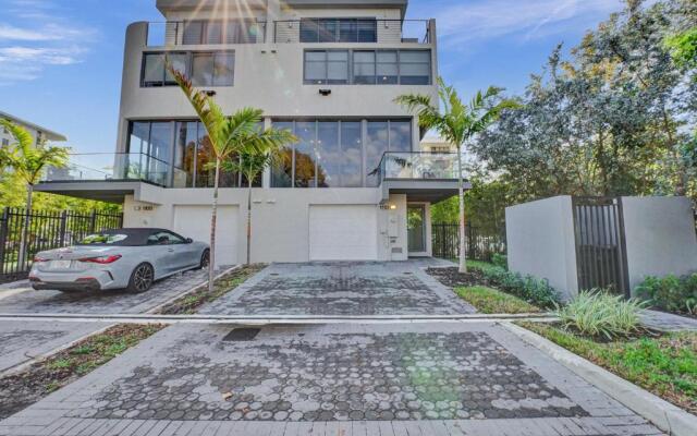 Up East Townhomes by Nomada Residences
