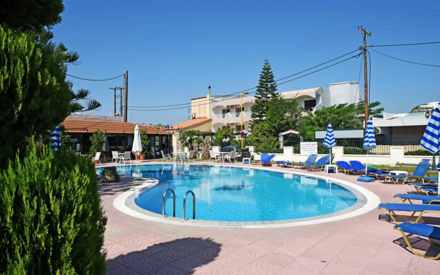 Lyristis Dinos Studios & Apartments