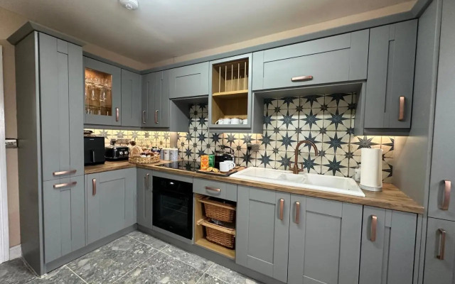 House Sleeps 10-garden-parking-nearbarryisland