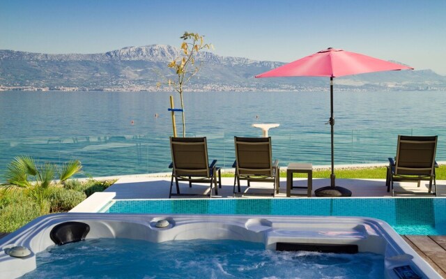 Beachfront Villa Grey Martini with Pool