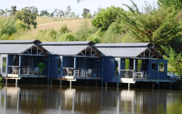 Aporo Pondsiders Luxury Cottages