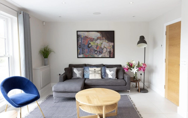 Immaculate Central Windsor Town House