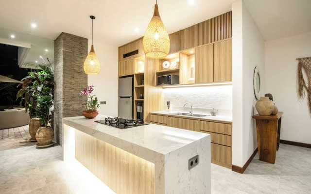 Coastal Elegance: 4BR Villa, 400m to Finns,