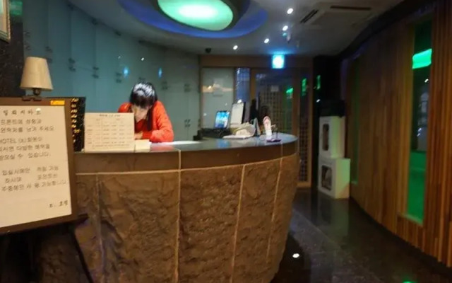 Pi Tourist Hotel