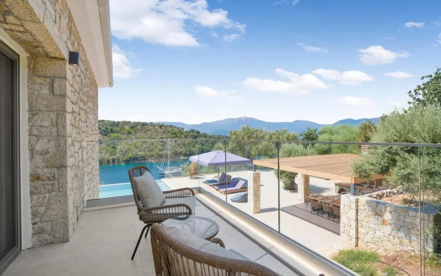 Villa Chriselia - 3 Bedrooms With Sea Access
