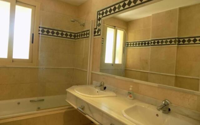 Fuente Aloha Apartment