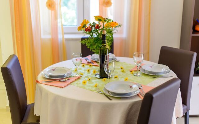 Holiday house Mirjana - beautiful garden with barbecue: Trogir, Riviera Trogir