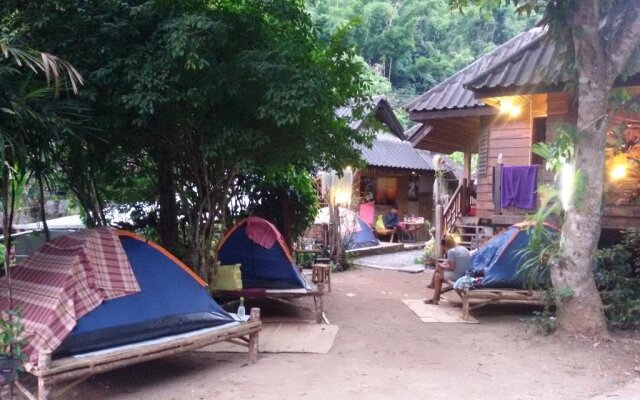 清迈湄康蓬胡安伯格哈格酒店(Maekampong Huean Bog Hug Chiangmai)