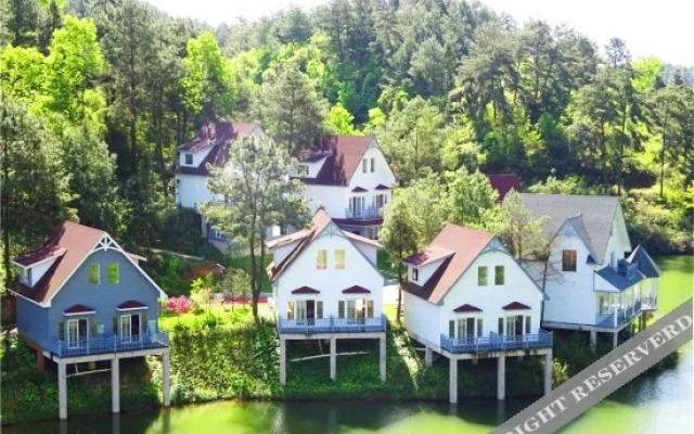 Xiangzhigou Maple Valley Holiday Hotel