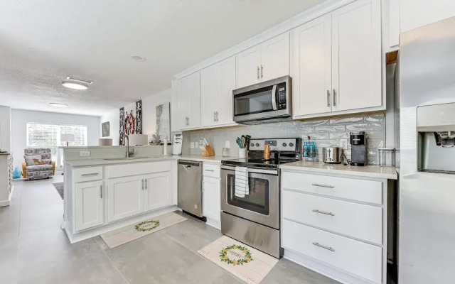 Fernandina Beach Townhome, Steps to Public Beach
