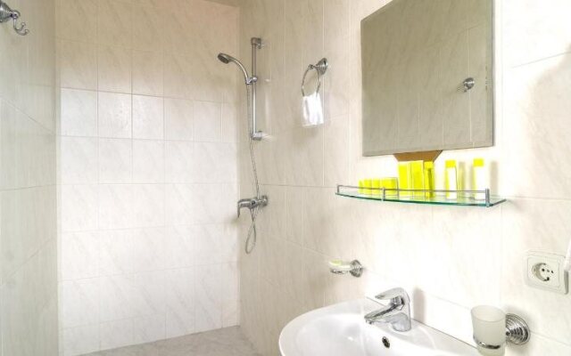 U Yashi Guest House