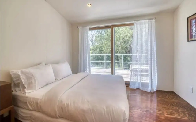 Spacious 5-br 4-bath Pool in East Hamptons