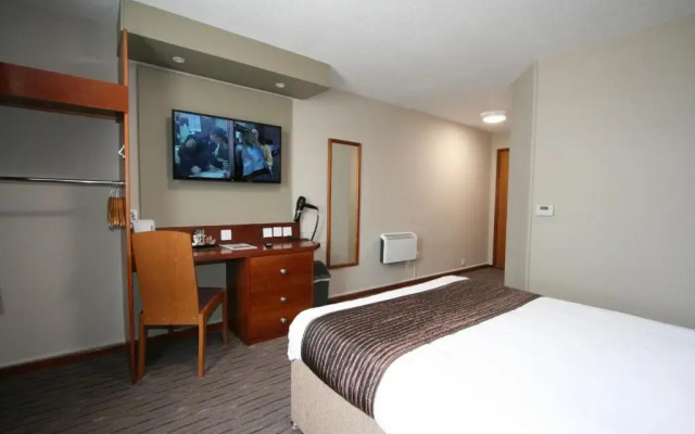 The Oakwood Hotel by Roomsbooked