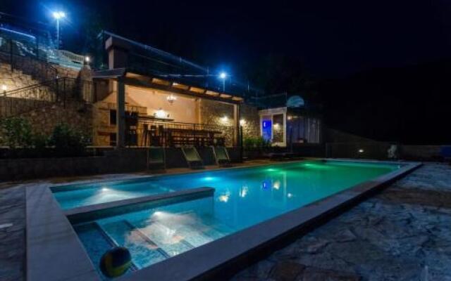 Villa Falcon Rook