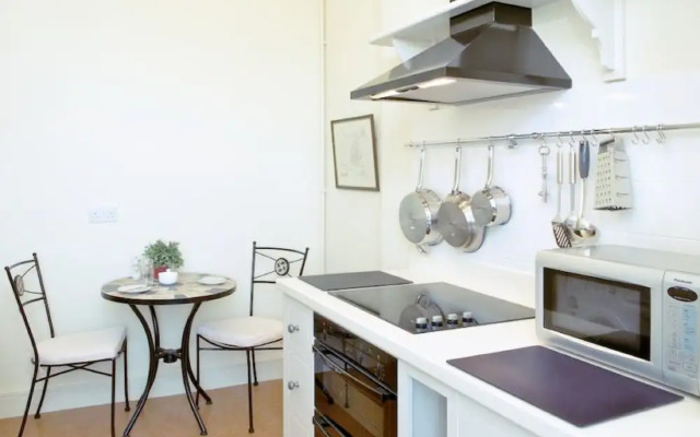 Classy Historic Edinburgh Apartment